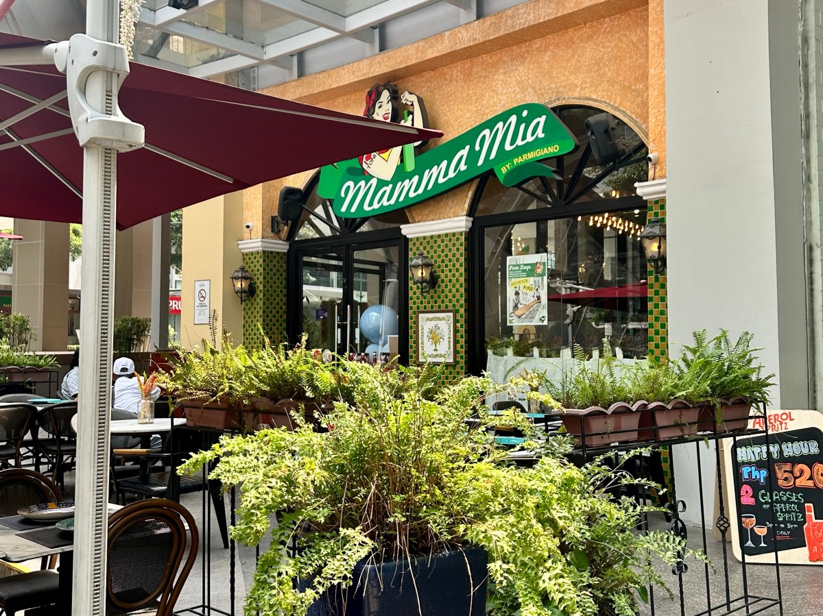 Discover Mamma Mia: Home of the 6-foot Pizza Lunga and Italian Culinary&nbsp;Magic!